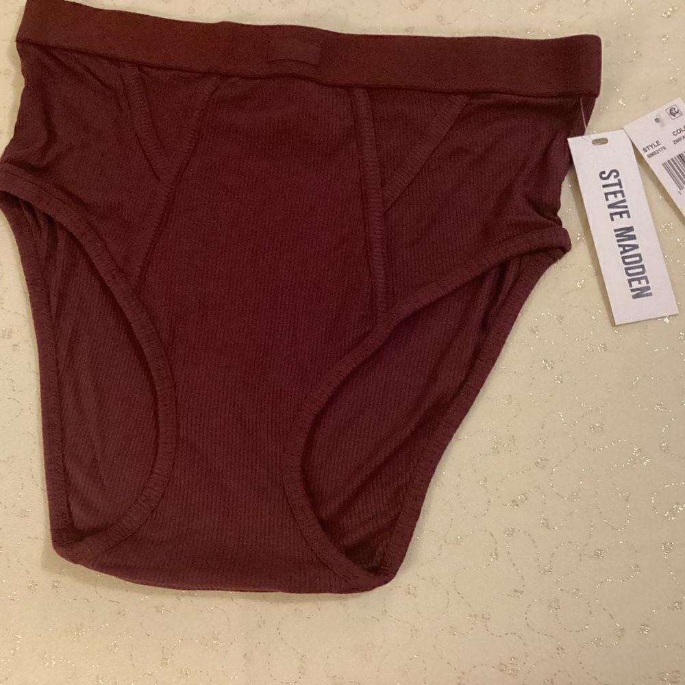 NWT. Steve Madden Brand Women’s Large Burgundy Ribbed Knit Panty
